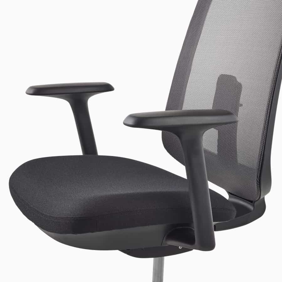 Een close-up van een Verus-stoel met een verstelbare gestoffeerde zitting en een suspensierugleuning met vaste armen.