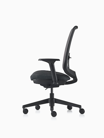A black Verus Chair viewed from the side.