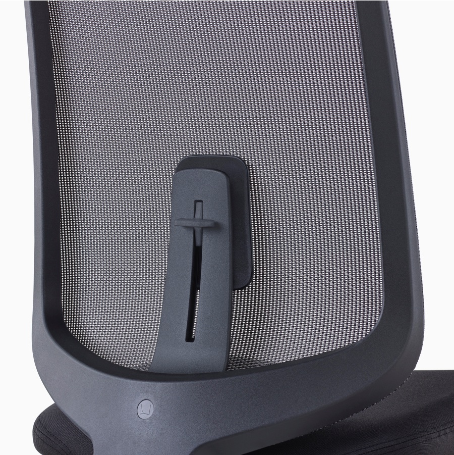 特写镜头：Verus座椅上的黑色悬架支撑靠背（配备可调式腰部支撑）。