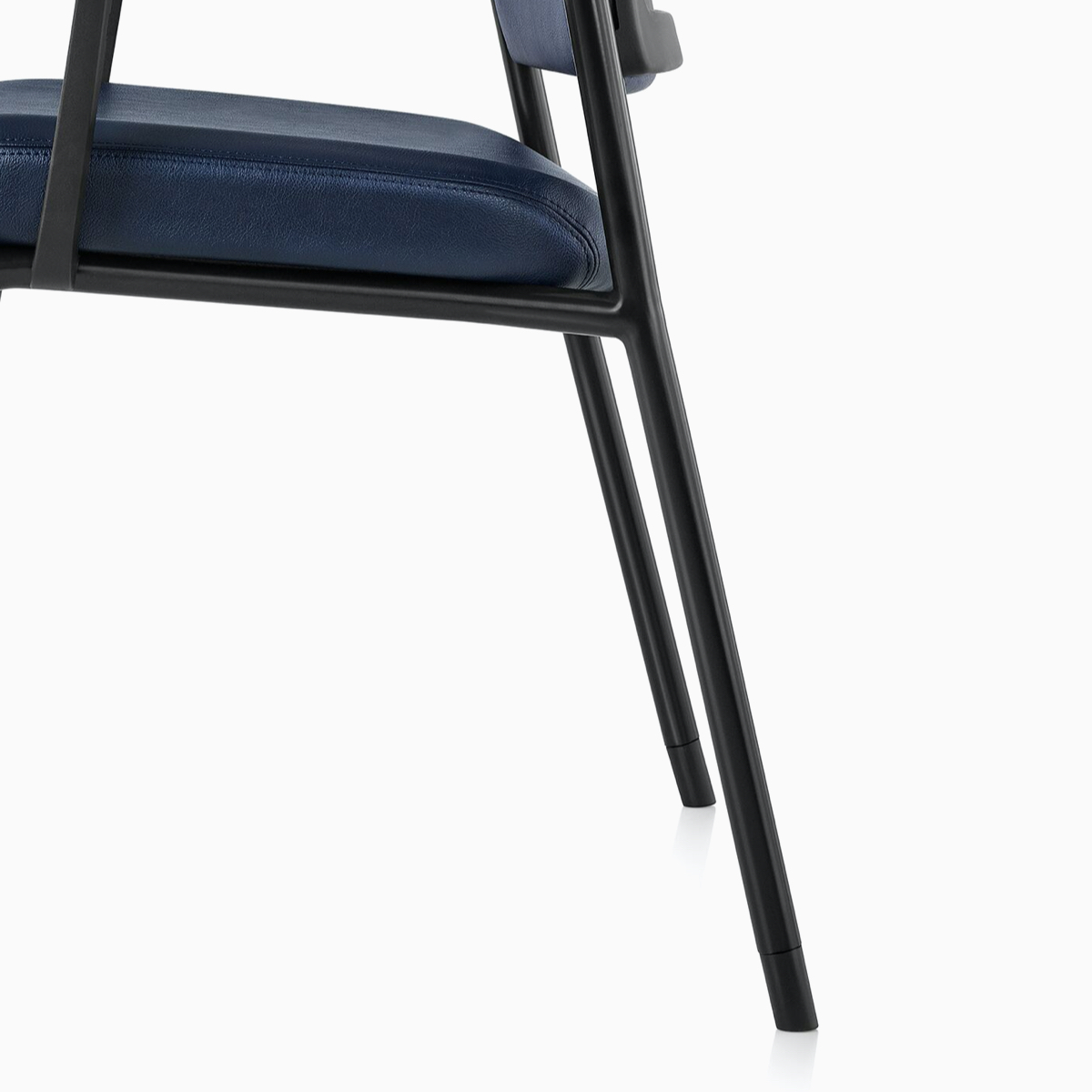 Un primer plano de una silla Verus Plus con patas en ángulo para proteger las paredes.