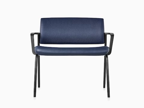 Vista frontal de uma cadeira Verus Plus, com braços estofados em vinil azul.