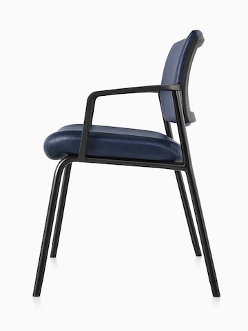 Vista lateral de uma cadeira Verus Plus, com braços estofados em vinil azul.