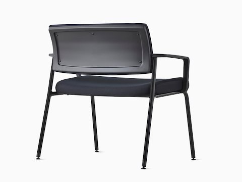 Vista posterior em ângulo de uma cadeira Verus Plus preta, com braços.