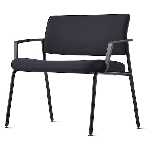 Vista en ángulo de una silla Verus Plus en negro.