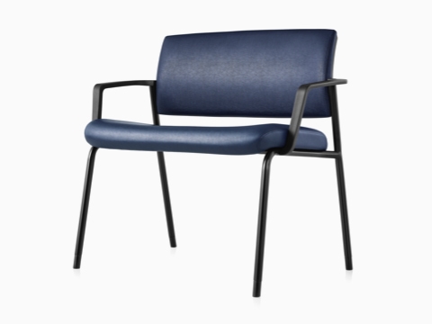 Vista en ángulo de la silla Verus Plus con brazos en tapizado vinílico azul.