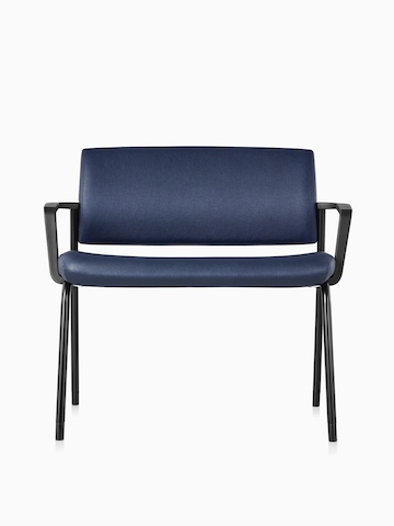 Vista de frente de la silla Verus Plus con brazos en tapizado vinílico azul.