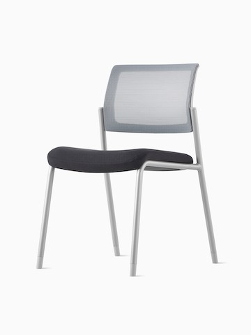 Vista em ângulo de uma cadeiras para visitantes Verus, estofada em preto, com encosto em suspensão branco e sem braços.