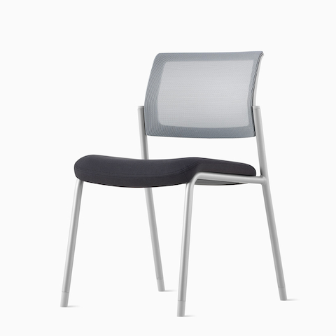 Een grijze Verus-bijzetstoel zonder armleuningen, gezien vanuit een hoek.