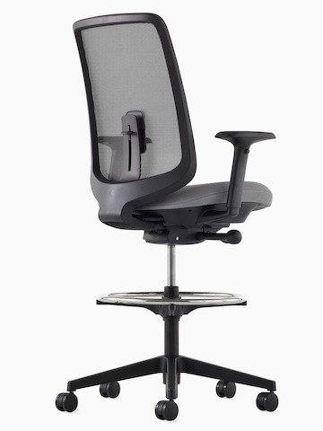 Ein schwarzer Verus Hocker mit Membran-Rückenlehne, grauer Sitzfläche und schwarzem Rahmen, im schrägen Winkel betrachtet.