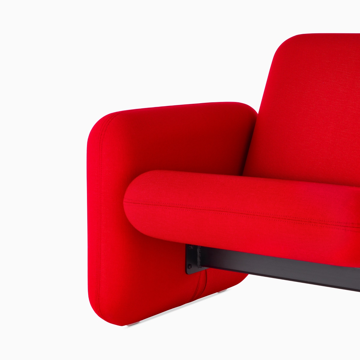 Gros plan du coussin d’accoudoir, de l'assise et du dossier d'un canapé modulaire Wilkes 2 places rouge.