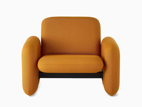 Visão frontal de uma cadeira do Grupo de Sofás Modulares Wilkes em amarelo escuro.
