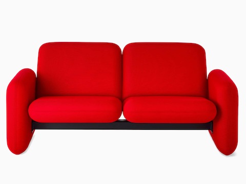 Visão frontal de um sofá de 2 lugares do Grupo de Sofás Modulares Wilkes em vermelho.