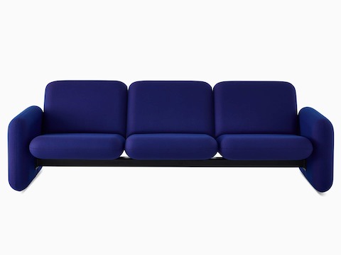 Vista frontale di un divano a 3 posti blu del Gruppo di divani modulari Wilkes.