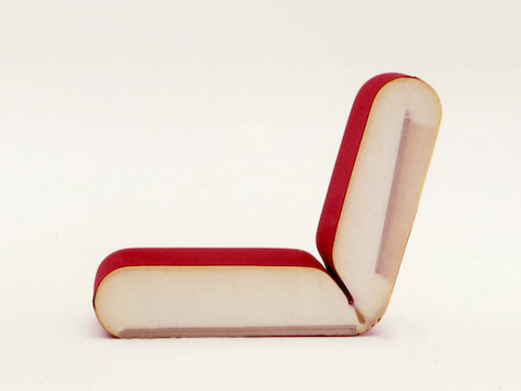 Freigelegte Sicht auf Schaumstoff und Struktur innen in der Sitzfläche und Rückenlehne eines Sofas der Wilkes Modularen Sofagruppe. Freigelegte Sicht auf Schaumstoff und Struktur innen in der Sitzfläche und Rückenlehne eines Sofas der Wilkes Modularen Sofagruppe.