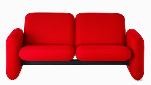 Visão frontal de um sofá de 2 lugares do Grupo de Sofás Modulares Wilkes em vermelho.