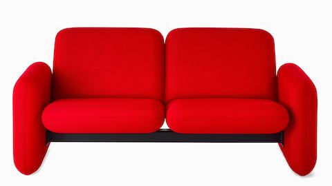 Frontansicht eines roten 2-Sitzer-Sofas der Wilkes Modularen Sofagruppe. Frontansicht eines roten 2-Sitzer-Sofas der Wilkes Modularen Sofagruppe.