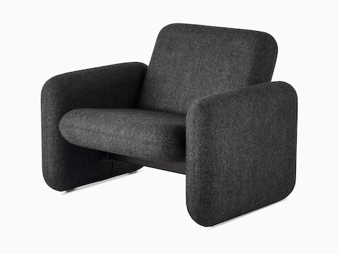 Vista frontal angular de una silla del conjunto de sofás modulares Wilkes en gris.