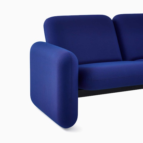 Visão detalhada aproximada da almofada lateral, assento e encosto de um sofá de 2 lugares do Grupo de Sofás Modulares Wilkes em azul.
