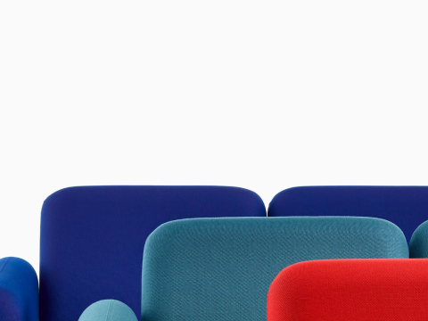 Frontansicht eines blauen 3-Sitzer-Sofas der Wilkes Modularen Sofagruppe.