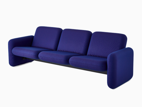 Vista frontale angolare di un divano a 3 posti blu del Gruppo di divani modulari Wilkes.