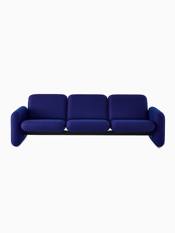 Visão frontal de um sofá de 3 lugares do Grupo de Sofás Modulares Wilkes em azul.