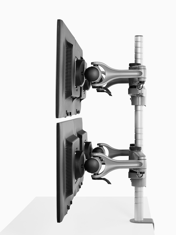Cuatro monitores conectados a un poste de Wishbone Monitor Arm.