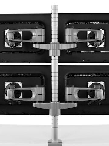 Quatre moniteurs attachés à un poste de bras de moniteur Wishbone. Sélectionnez pour accéder à la page du produit Wishbone Plus.