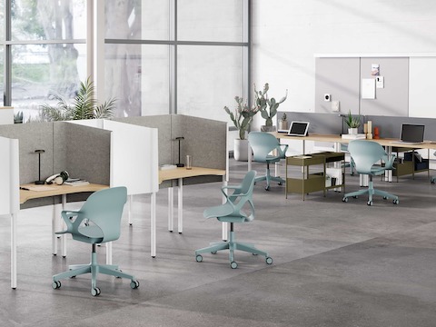 Zeph-stoelen in Glacier en Zeph-krukken in Olive met witte accent OE1-bureaus en hoeken in een flexibele werkplek.