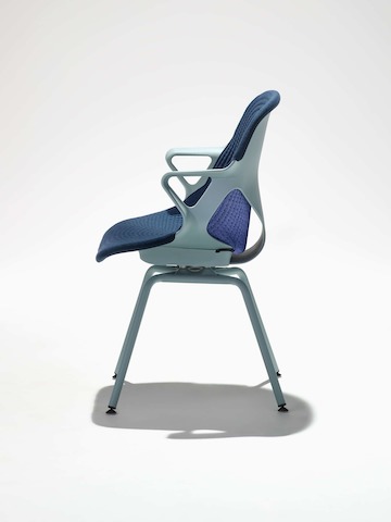 Zeph 会客椅的侧视图，带有浅蓝色固定扶手，配有浅蓝色和深蓝色针织套