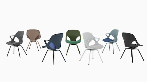 Een groep van zeven Zeph-bijzetstoelen in alle beschikbare kleuren. Sommige stoelen hebben gebreide zitkussens en unibody's.