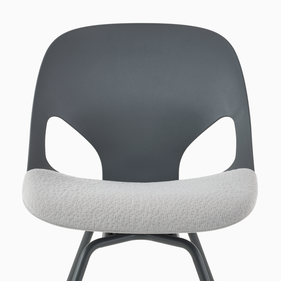 Vooraanzicht van een Zeph-bijzetstoel zonder armleuningen in de kleur carbon met een zitkussen in de kleur alpine.