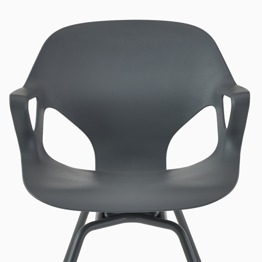 Vista frontal de la silla para visitas Zeph con brazos fijos en color carbón