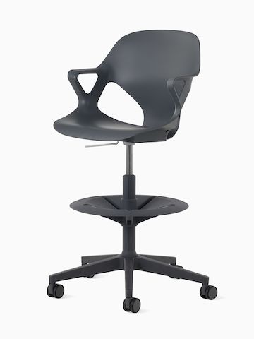 Vista en ángulo de frente de una silla Zeph con brazos fijos en gris oscuro.