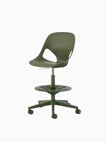 Visão em ângulo frontal de uma cadeira Zeph com braços fixos em oliva.