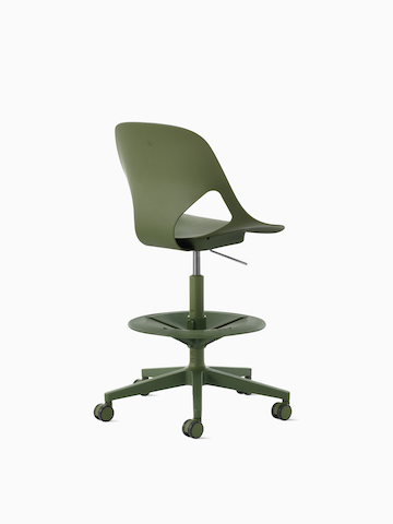 Vista en ángulo de frente de una silla Zeph con brazos fijos en oliva.