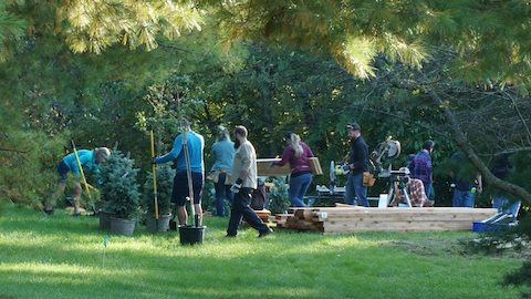 Een groep medewerkers van de Herman Miller Group biedt zich vrijwillig aan om een ​​park op te ruimen.