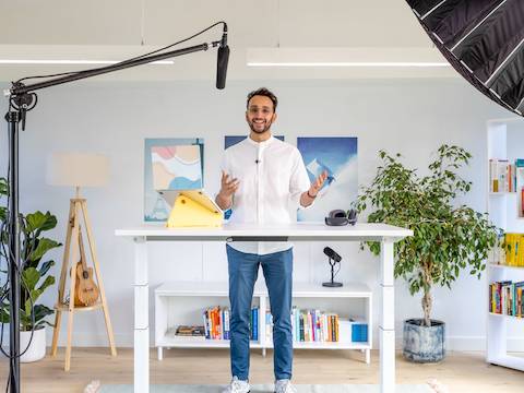 Een man die voor de camera presenteert achter een in hoogte verstelbaar Ratio bureau. Een man die voor de camera presenteert achter een in hoogte verstelbaar Ratio bureau.