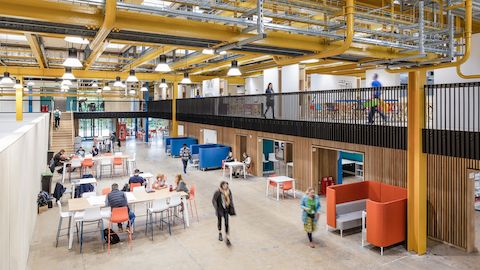 Bovenaanzicht van straatruimte op Locksbrook Campus met Pullman-booths langs de rechterkant en inklapbare tafels op barhoogte met Polly-barkrukken aan de linkerkant.