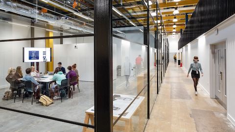 Étudiants en art et en design assis sur des sièges Caper dans une salle de classe du Locksbrook Campus.