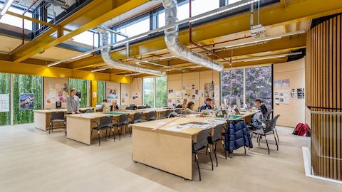 Étudiants en art et en design du Locksbrook Campus, assis sur des sièges Caper dans un atelier.