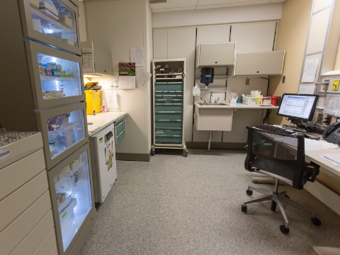 An empty medication room with a Setu chair behind a desk. 