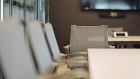 Setu Lyriis2 chairs in a flexible meeting room made to adapt to the collaborator's needs. Setu Lyriis2 chairs in a flexible meeting room made to adapt to the collaborator's needs.