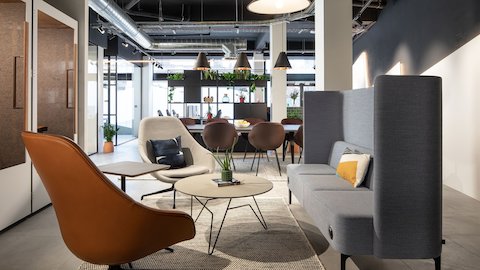 Een AAL 81 stoel, Always Lounge stoel, en Hue zitsysteem rond een bijzettafel. Een AAL 81 stoel, Always Lounge stoel, en Hue zitsysteem rond een bijzettafel.