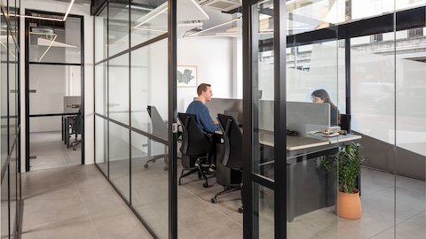 Ratio bureaus in een besloten ruimte met Sayl-stoelen. Ratio bureaus in een besloten ruimte met Sayl-stoelen.