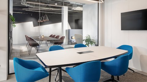 Zes Always-stoelen in blauwe stof rond een vergadertafel. Zes Always-stoelen in blauwe stof rond een vergadertafel.
