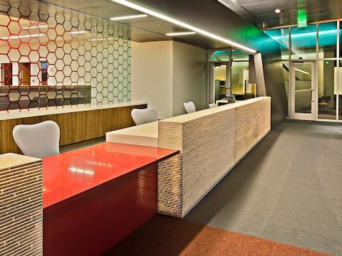 A row of Mirra chairs sit behind a reception desk inside a lobby. A row of Mirra chairs sit behind a reception desk inside a lobby.