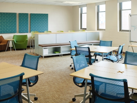 A university learning studio with dispered seating arrangements and lounge furnishings. 