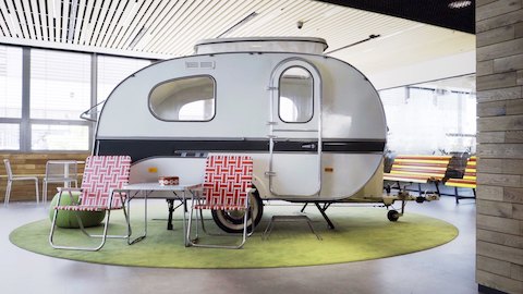 Een ontmoetingsruimte gemaakt van een caravan.