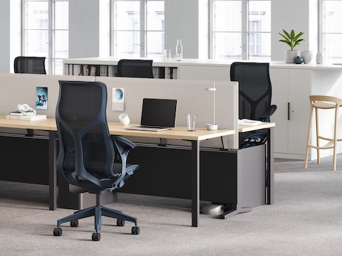 Een Canvas Dock werkstation, met vier Cosm-stoelen met hoge rug, is een stroombron voor een Logic Reach rond systeem.