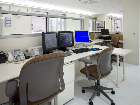A nurses station outfitted with a Eurospce workstation and Equa chairs. 